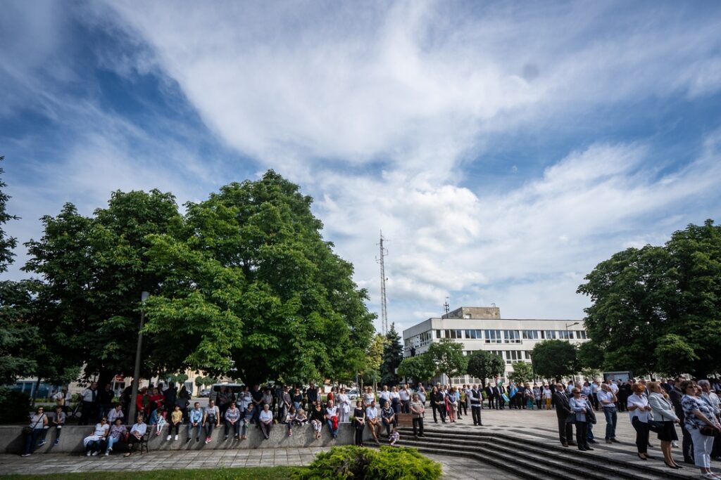 Résztvevők a Városháza előtti téren tartott megemlékezésen. Fotó: Babai István/Paksi Polgármesteri Hivatal