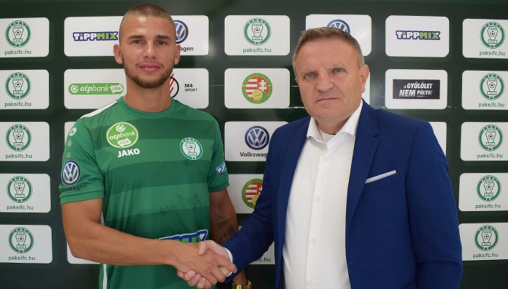 Csősz Richárd (b.) és Haraszti Zsolt, a Paksi FC ügyvezetője (j.). Fotó: paksifc.hu