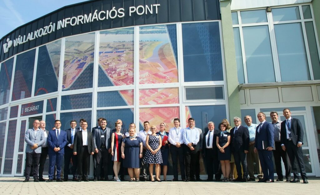 A megnyitó résztvevői. Fotó: Molnár Gyula/Paksi Hírnök