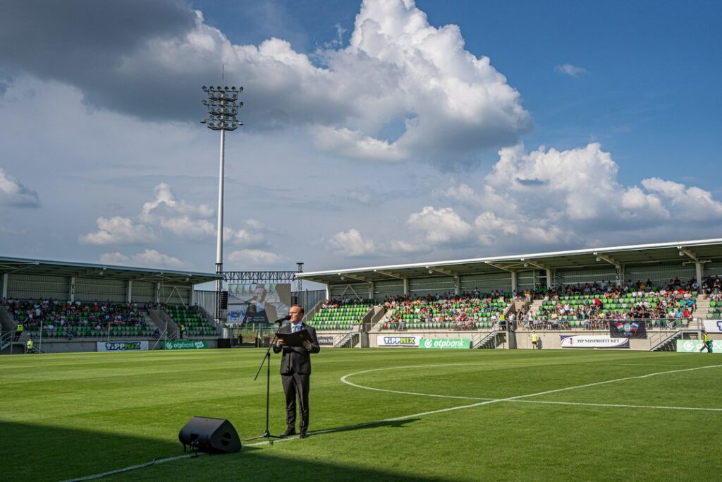 Szabó Péter, Paks polgármestere beszédet mond a stadionavatón. Fotó: Babai István