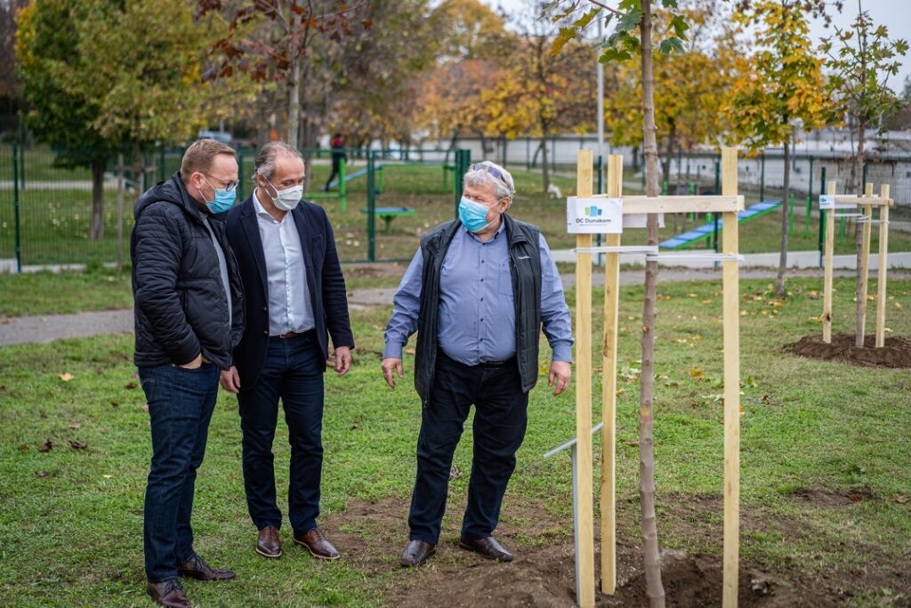 Szabó Péter, Paks polgármestere, Gyöngyösi Csaba, a PIP Kft. ügyvezetője és Süli János, a Paks II. beruházásért felelős miniszter (b.-j.) a közterületi faültetésen. Fotó: Babai István/Paksi Polgármesteri Hivatal