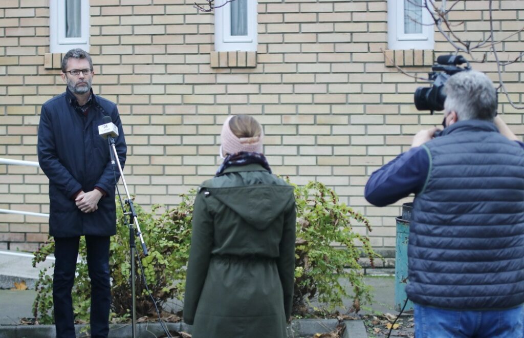 Borbás László, a Paks Kistérségi Szociális Központ igazgatója tájékoztat az aktuális helyzetről. Fotó: Molnár Gyula/Paksi Hírnök