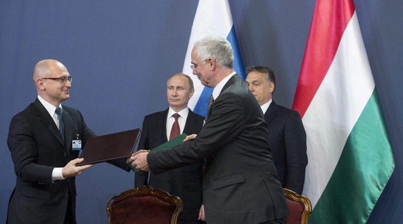 Balog Zoltán, az emberi erőforrások minisztere (j) és Szergej Kirijenko, a Roszatom állami atomenergiai vállalat vezetője kicserélik a dokumentumot, miután együttműködési szándéknyilatkozatot írtak alá a Parlament Delegációs termében 2015. február 17-én. A háttérben Orbán Viktor miniszterelnök (j) és Vlagyimir Putyin orosz elnök (b). A szándéknyilatkozat alapján a két fél oktatási, képzési és tudományos területeken is együttműködik az atomenergia békés célú felhasználásának területén. MTI Fotó: Koszticsák Szilárd