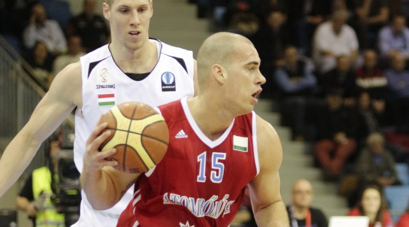 A döntőbe jutásért játszott az ASE kosárlabdacsapata a Tüskecsarnokban. Fotó: Molnár Gyula/Paksi Hírnök