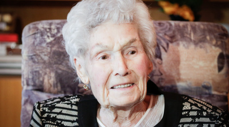 A 90 éves Füredi Ferencné Ágnest köszöntötte Süli János polgármester és Tell Edit alpolgármester. Fotó: Molnár Gyula/Paksi Hírnök