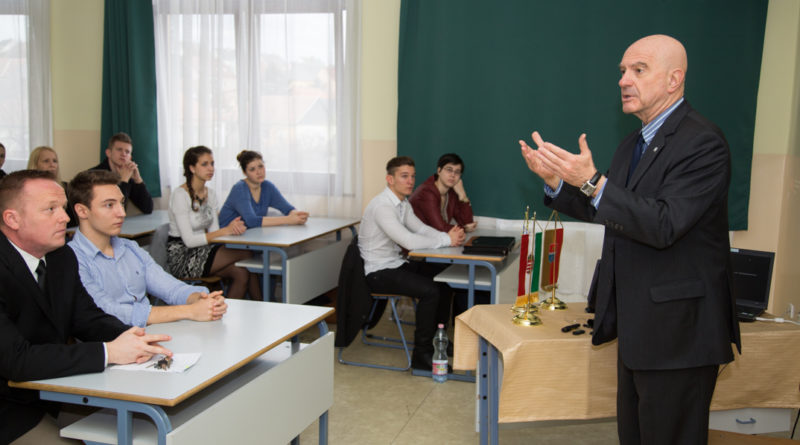 Ilan Mor, Izrael magyarországi nagykövete gimnazistáknak tart előadást Pakson. Fotó: Kövi Gergő/Paksi Hírnök