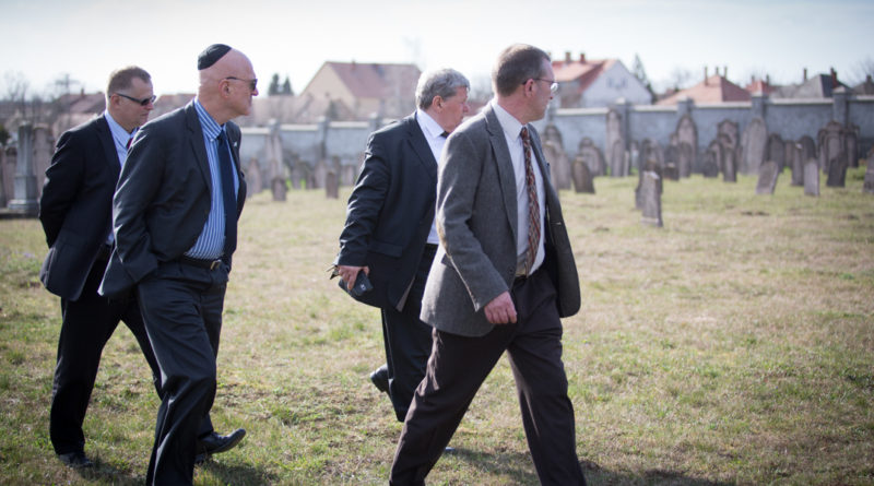 Ilan Mor izraeli nagykövet a paksi zsidó temetőben. Fotó: Kövi Gergő/Paksi Hírnök