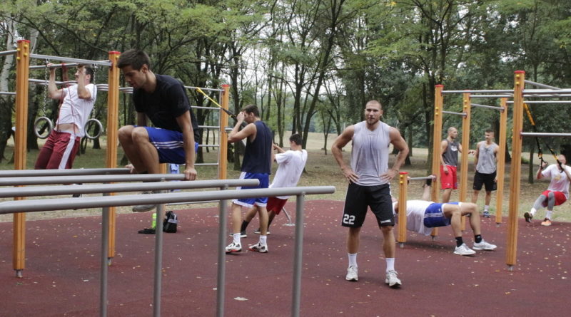 Az ASE kosarai edzenek a fitneszparkban 2015-ben. Fotó: Molnár Gyula/Paksi Hírnök