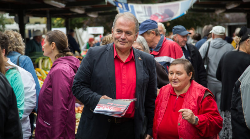 Thürmer Gyula a paksi piacon. Fotó: Kövi Gergő/Paksi Hírnök