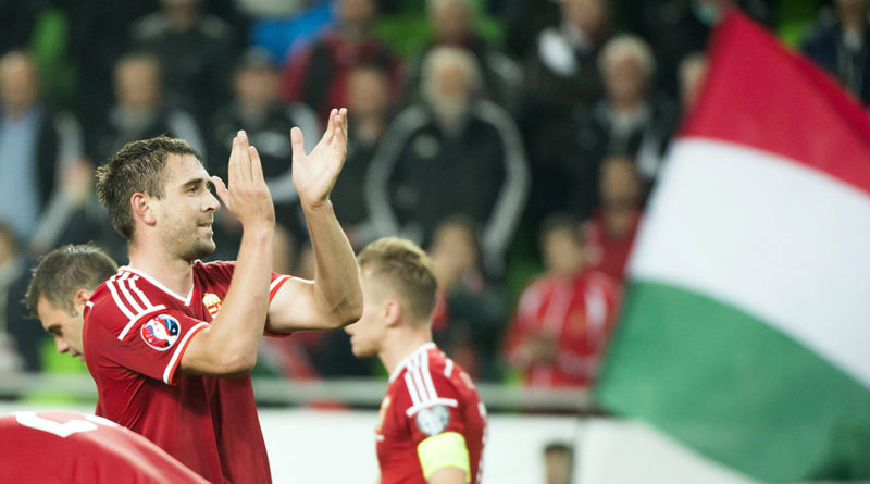 Böde Dániel, a magyar labdarúgó-válogatott tagja megköszöni a közönség szurkolását miután csapata Európa-bajnoki selejtezőmérkőzésen 2-1-re legyőzte a Feröer-szigetek együttesét a Groupama Arénában 2015. október 8-án. MTI Fotó: Koszticsák Szilárd