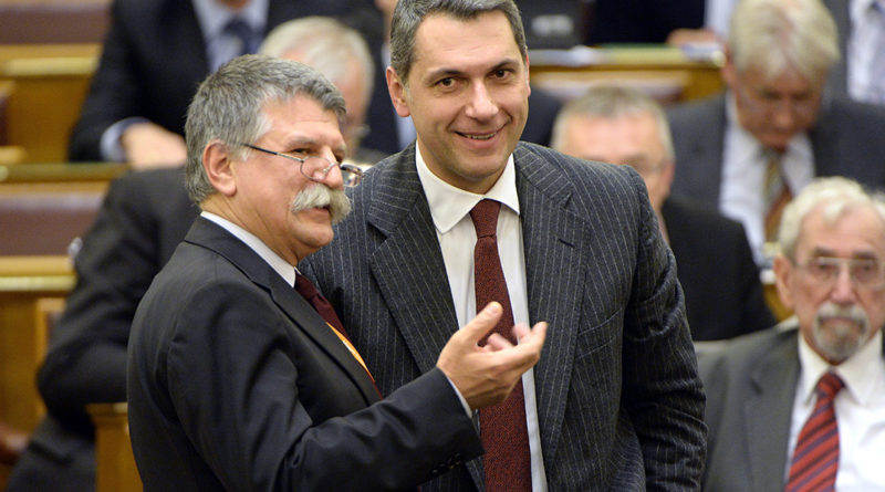 Kövér László, az Országgyulés elnöke (b) és Lázár János, a Miniszterelnökséget vezető miniszter az Országgyűlés plenáris ülésén 2015. december 15-én. MTI Fotó: Kovács Tamás