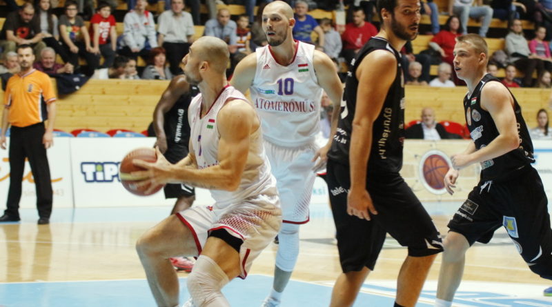 Az Atomerőmű SE kosárlabdacsapata a PVSK ellen. Fotó: Molnár Gyula/Paksi Hírnök