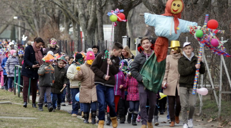 Kiszézés. Fotó: Molnár Gyula/Paksi Hírnök