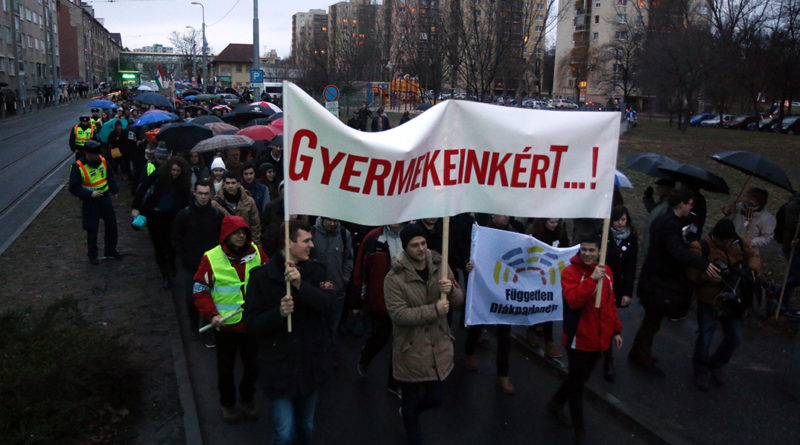 A pedagógusok és szimpatizánsaik demonstrációjának résztvevői vonulnak a miskolci Herman Ottó Gimnázium el. MTI Fotó: Vajda János