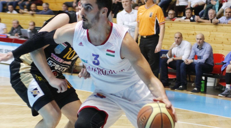 Troy Barnies akciója. Fotó: Molnár Gyula/Paksi Hírnök