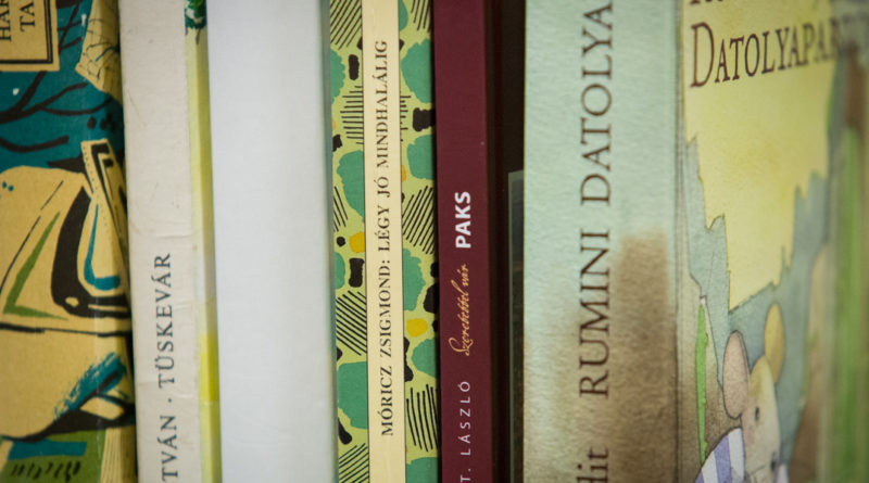 Könyvgyűjtés. Fotó: Kövi Gergő/Paksi Hírnök