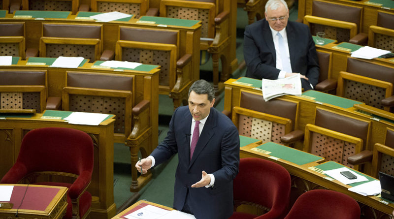 Budapest, 2016. március 29. Lázár János, a Miniszterelnökséget vezető miniszter a paksi beruházásról beszél, mögötte Aradszki András, a Nemzeti Fejlesztési Minisztérium (NFM) energiaügyért felelős államtitkára, a KDNP parlamenti képviselője az Országgyűlés plenáris ülésén 2016. március 29-én. MTI Fotó: Koszticsák Szilárd