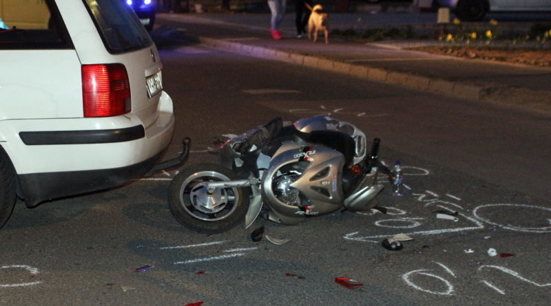 Elektromos kerékpár és autó üközött az Építők útján. Fotó: Molnár Gyula/Paksi Hírnök