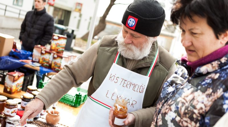 A lekvárokat is sokan megkóstolták a Spájz elnevezésű rendezvényen. Fotó: Fitt Tamás/Paksi Hírnök