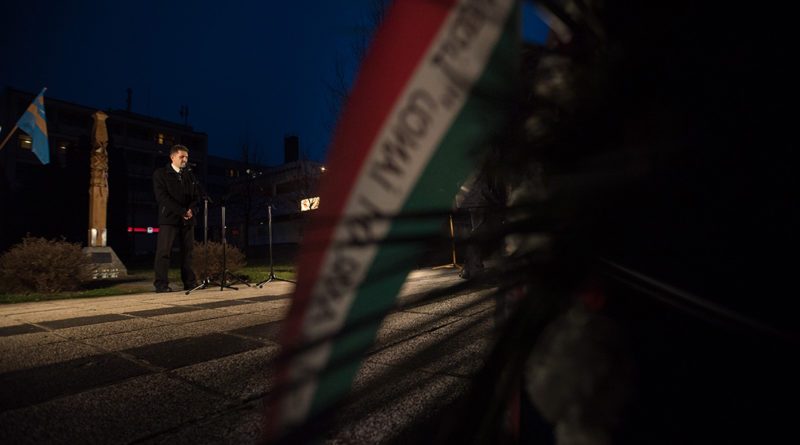 Megemlékezés a kopjafánál. Fotó: Babai István/Paksi Polgármesteri Hivatal