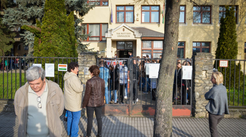 Pakson is csatlakoztak a Tanítanék mozgalom felhívásához. Fotó: Szaffenauer Ferenc/Paksi Hírnök