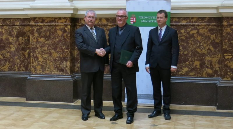 Vincze Bálint miniszteri elismerése. Fotó: Vincze Erika/Facebook/MVM Paksi Atomerőmű Zrt.