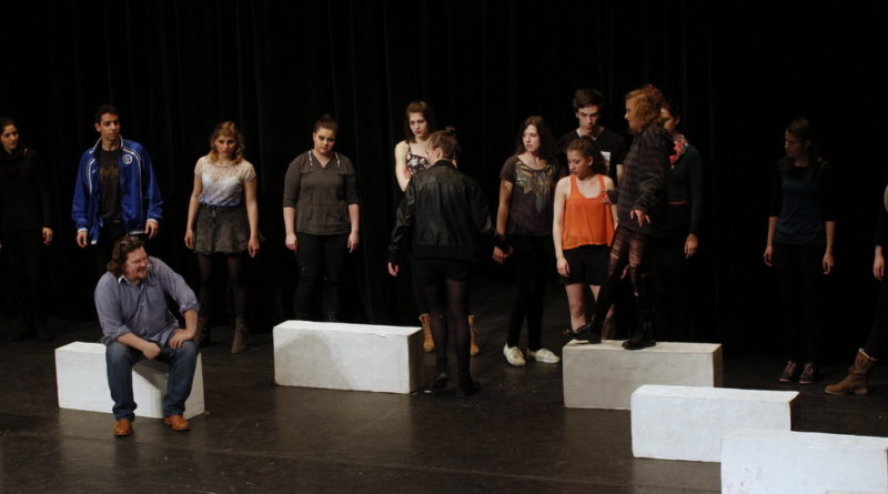 Jelenet a Pesti Magyar Színház növendékeinek Hullám című előadásából, ami szintén műsoron volt a Paksi Művészeti Fesztiválon. Fotzó: Molnár Gyula/Paksi Hírnök