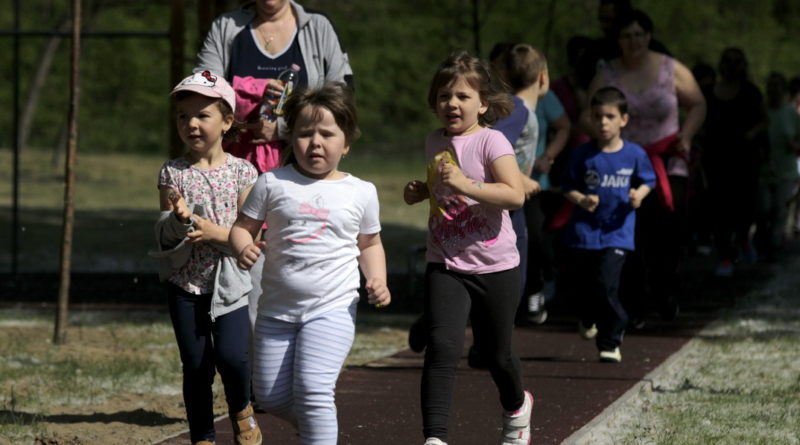 Futók az ürgemezei futópályán. Fotó: Molnár Gyula/Paksi Hírnök