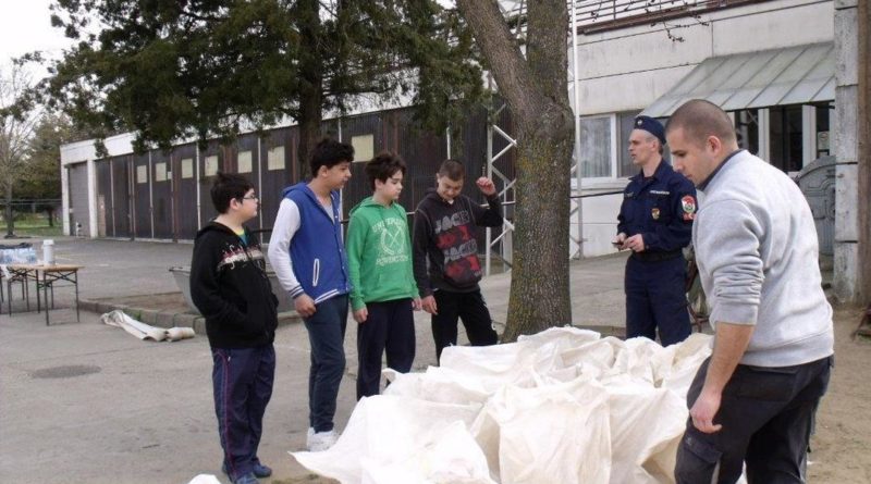 A katasztrófavédelmi ifjúsági verseny egyik pillanata. Fotó: Tolna Megyei Katasztrófavédelmi Igazgatóság