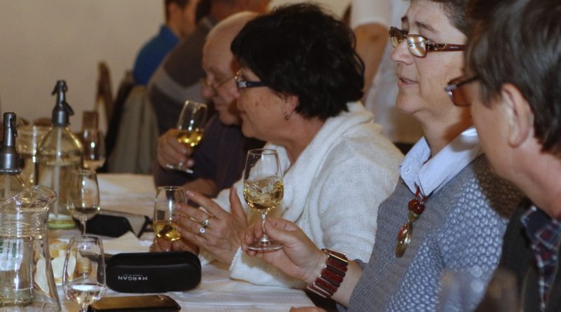 A rendhagyó borversenyen a borbírók mellé bárki beülhet értékelni a nevezett borokat. Fotó: Molnár Gyula/Paksi Hírnök
