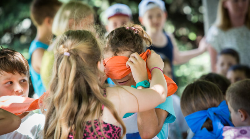 Átszínezett város – múzeumpedagógiai foglalkozás a Városháza előtt.Fotó: Kövi Gergő/Paksi Hírnök