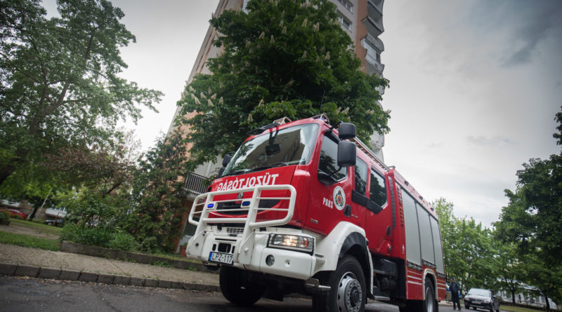 Tűzoltók a Babits Mihály utcában. Fotó:Kövi Gergő/Paksi Hírnök
