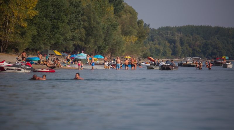 Strandolók a Dunán Paksnál. Fotó: Babai István/Paksi Polgármesteri Hivatal