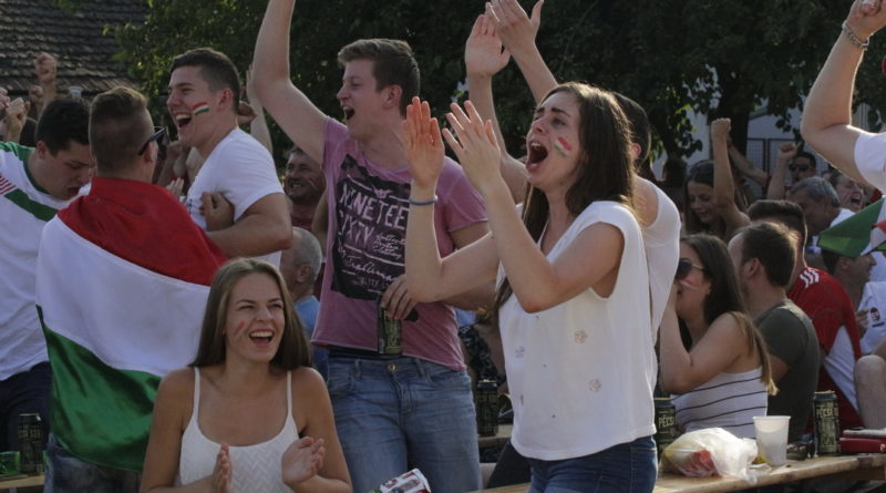 Szurkolók a Sárgödör téren. Fotó: Molnár Gyula/Paksi Hírnök