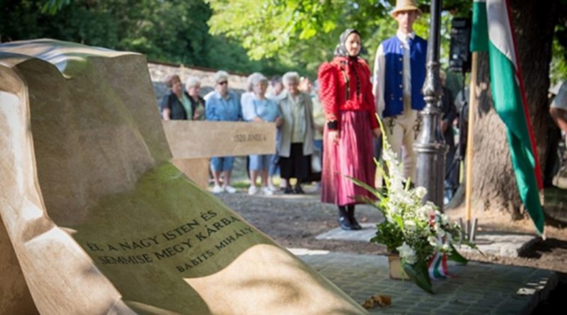 Trianon-emlékmű a paksi Duna-parton. Fotó: Paksi Hírnök archív