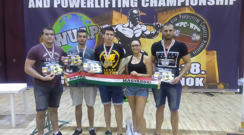 Csepella Balázs, Hosszú Balázs, Tumpek Róbert, Loparits Jessica, Adorján Ádám. Fotó: Paks Powerlifting Club.