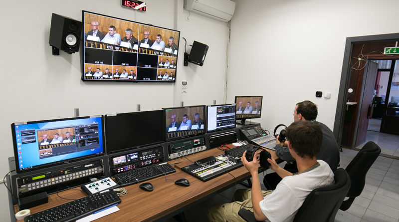 A televízió vezérlője. Fotó: Paksi Hírnök archív