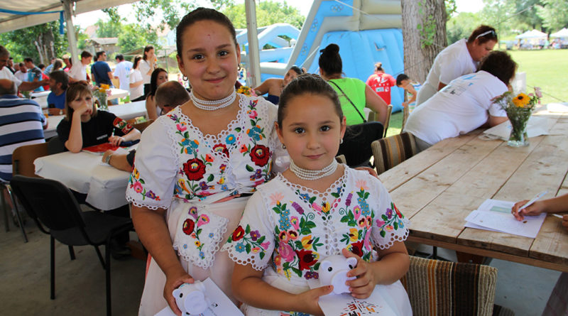 Uszódi lányok viseletben a TEIT Családi Sportnapon. Fotó: Vida Tünde/Paksi Hírnök