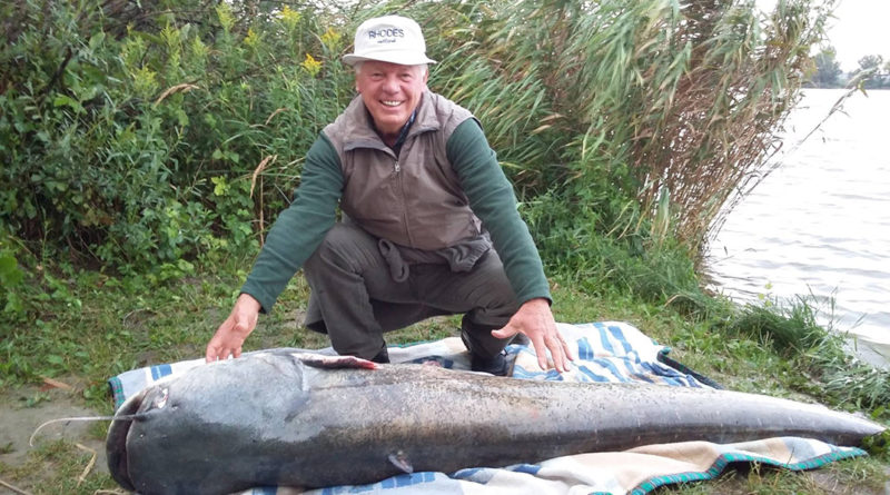 Krieser János a rekordméretű harcsával. Fotó: PAHE