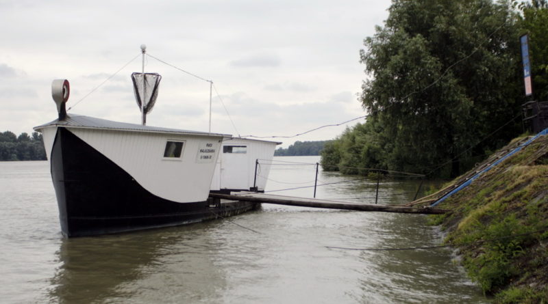 Áradó Duna a bárkával. Fotó: Molnár Gyula/Paksi Hírnök