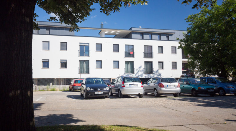 Parkoló a hivatal mögött. Fotó: Kövi Gergő/Paksi Hírnök