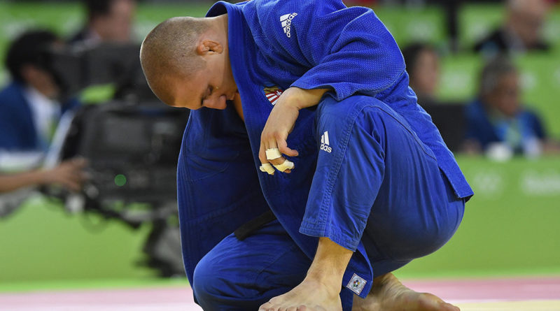 Csoknyai László, miután kikapott a japán Nagasze Tanakoritól a férfi cselgáncsozók 81 kilogrammos súlycsoportjában, az első fordulóban a riói nyári olimpián a 2-es Karióka Arénában 2016. augusztus 9-én. Csoknyai László vereségével kiesett.