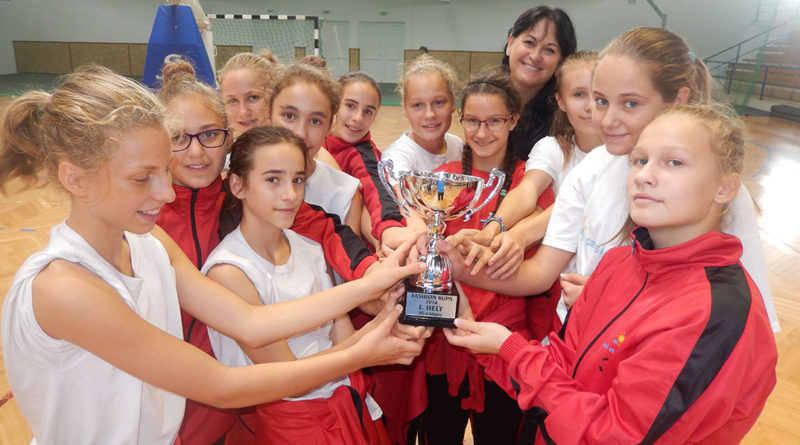 A kupagyőztes lánycsapat. Fotó: Atomerőmű SE