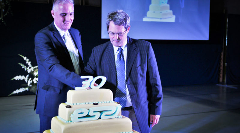 Mittler István (b) és Kováts Balázs (j) az ESZI születésnapi tortájával. Fotó: Vida Tünde/Paksi Hírnök