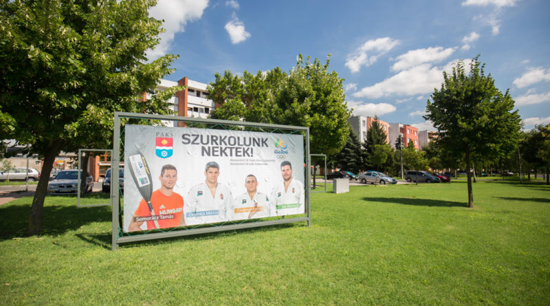 Egész Paks szurkol olimpikonjainknak. Fotó: Kövi Gergő/Paksi Hírnök