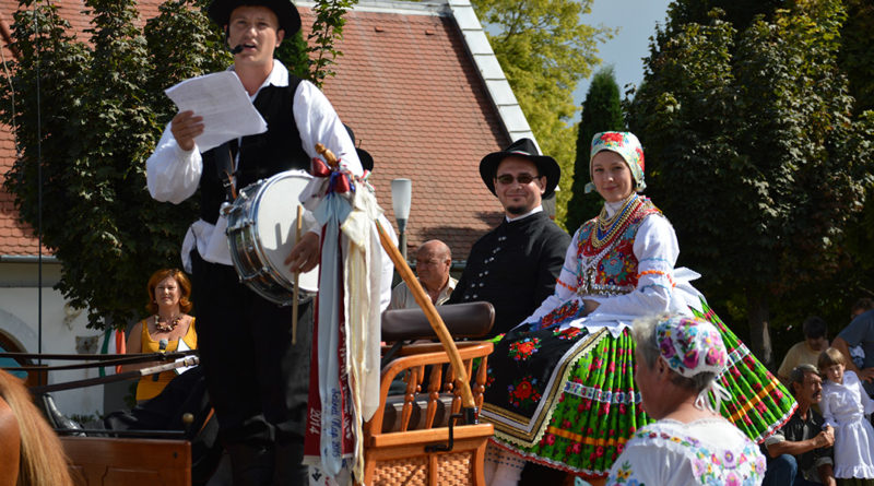 Indul a szüreti menet Dunakömlődön. Fotó: Szaffenauer Ferenc/Paksi Hírnök archív