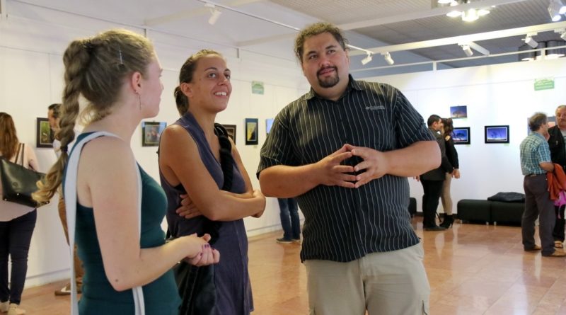 Nemes András a kiállítása megnyitóján. Fotó: Molnár Gyula/Paksi Hírnök