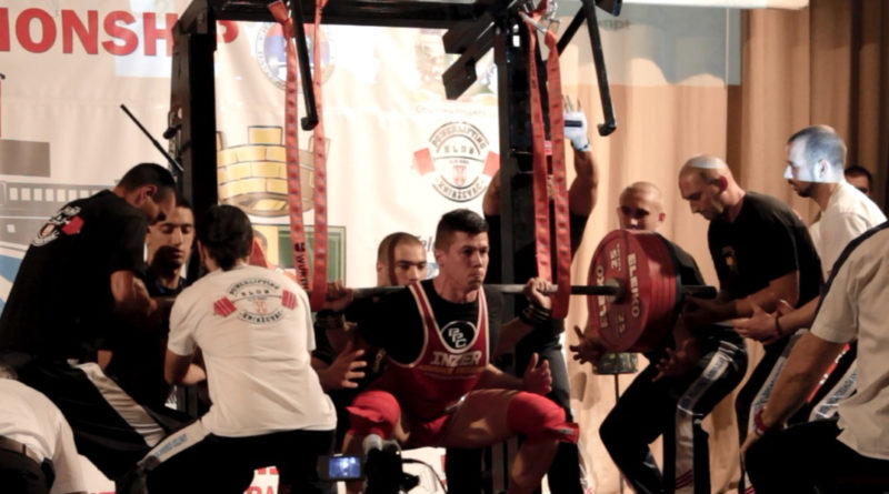 Tumpek Róbert a szerbiai versenyen 277,5 kg-mal Európa-rekordot döntött guggolásban. Fotó: Paks Powerlifting Club