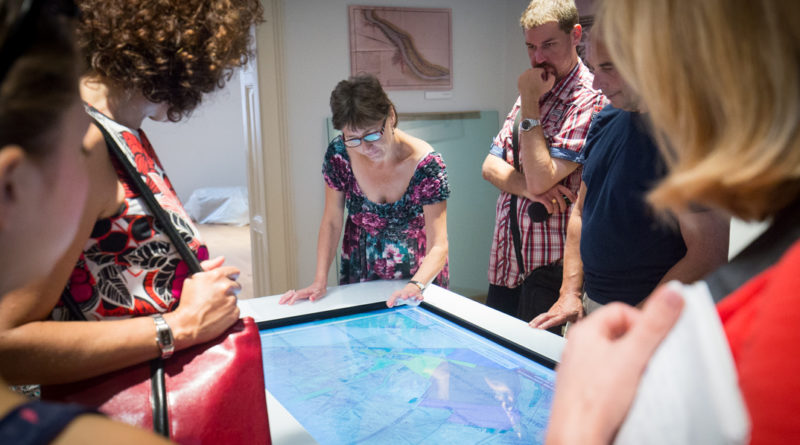 Dr. Váradyné Péterfi Zsuzsanna újságíróknak mutatja be a készülő állandó kiállítás egyik interaktív elemét. Fotó: Kövi Gergő/Paksi Hírnök