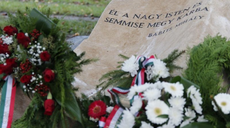 Az október 6-i városi megemlékezést koszorúzással zárták a Duna-parti korzón álló emlékműnél. Fotó: Molnár Gyula/Paksi Hírnök